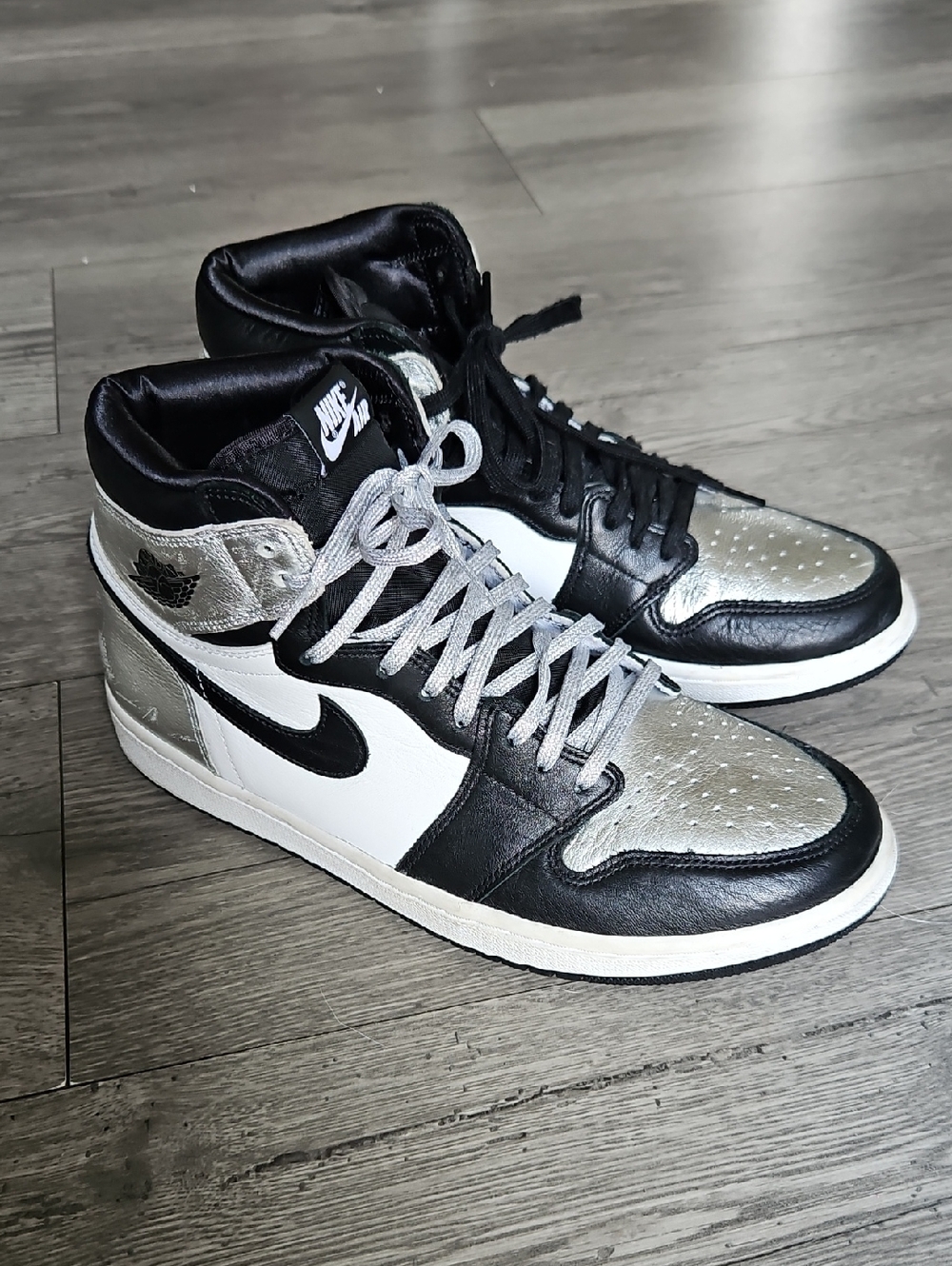 Air Jordan 1 Retro High OG "Silver Toe" | Black/White/Metallic Silver
